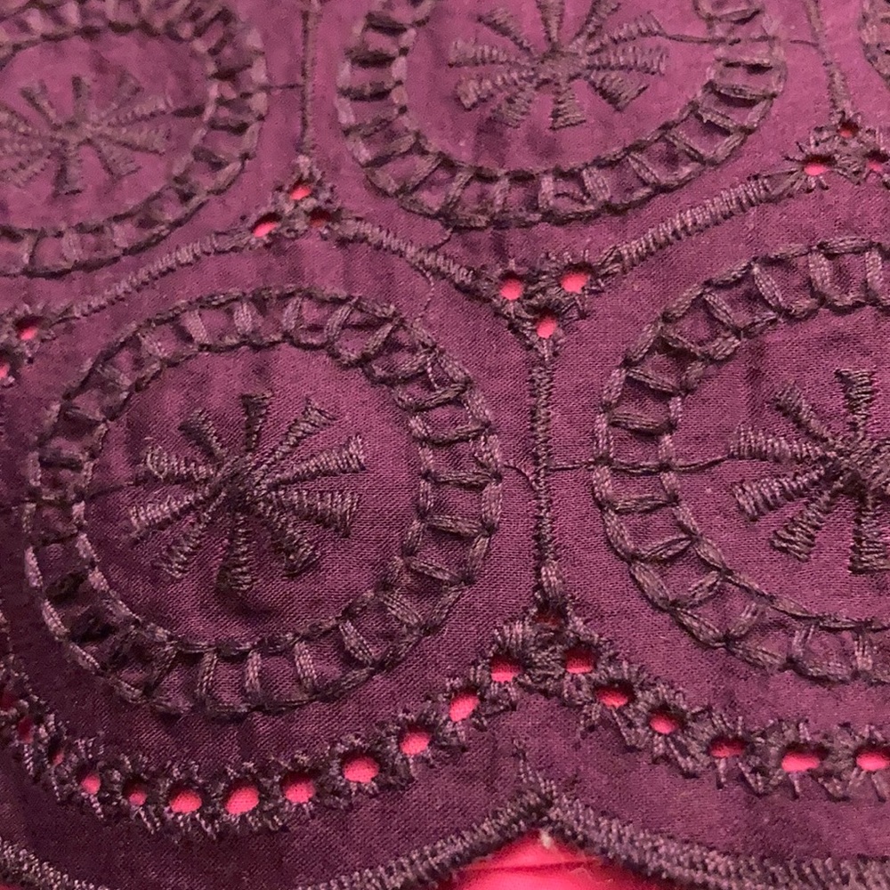 Textured design with eyelets in maroon/purple - Picture 7 of 8